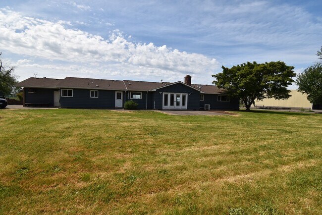 Foto del edificio - Spacious home on acreage and a Dairy Farm
