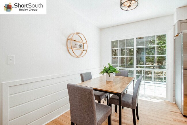 Building Photo - Fully Renovated Forest Hills 3 Bed 1 Bath ...