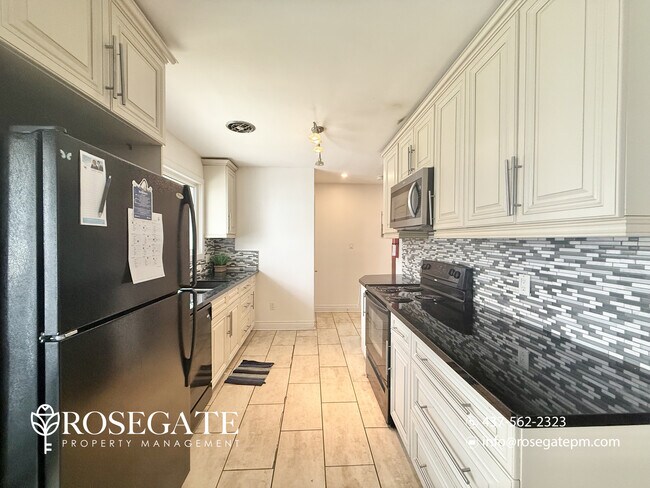 Photo du bâtiment - Furnished 2-Bedroom Apartment with Parking, Internet & Backyard Deck – Oshawa
