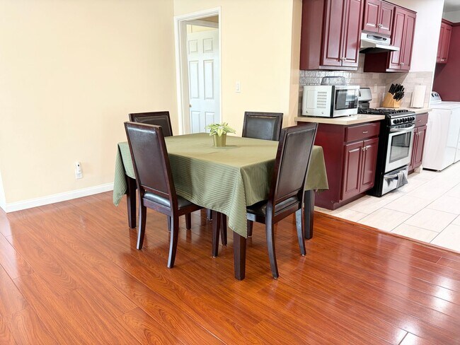 Foto del edificio - Fully Furnished 3BR Home with Private Patio & Backyard – Perfect Covina Getaway