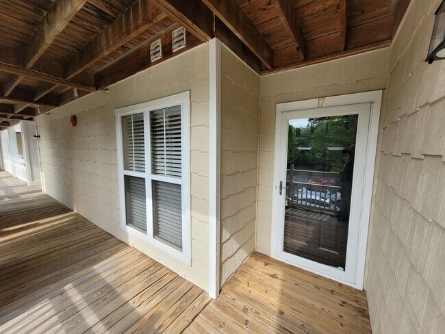 Foto del edificio - WATERFRONT - 3 Bed/2 Bath Condo - End Unit - Stunning View - Lake Access - Community Pool - Tenni...