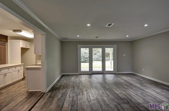 Foto del edificio - 1351 N Woodcrest Ave