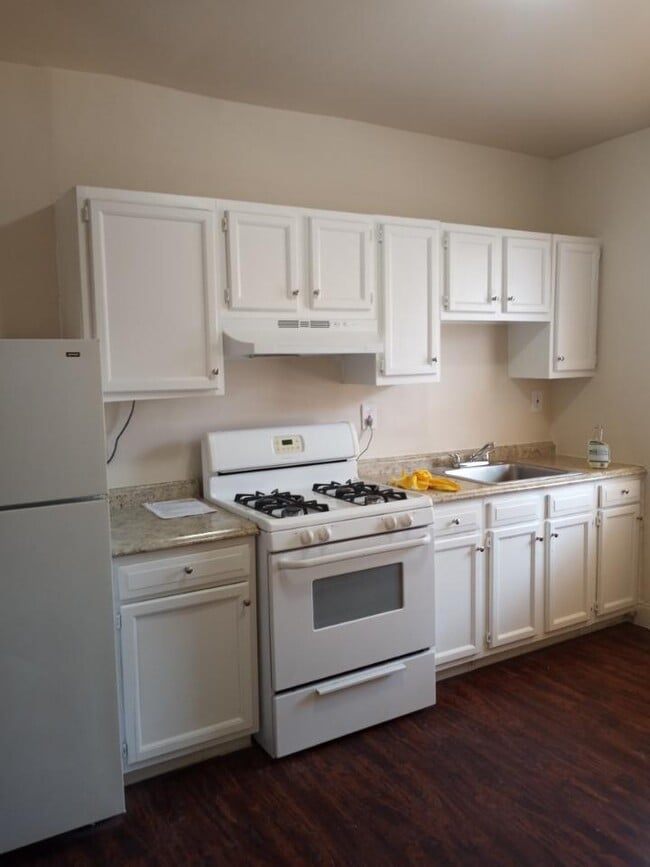 Building Photo - 325 S Newkirk St