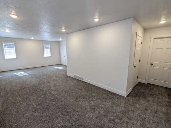 Building Photo - 1760 N 400 E