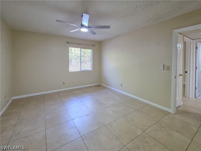 Building Photo - 4621 Bayshore Dr
