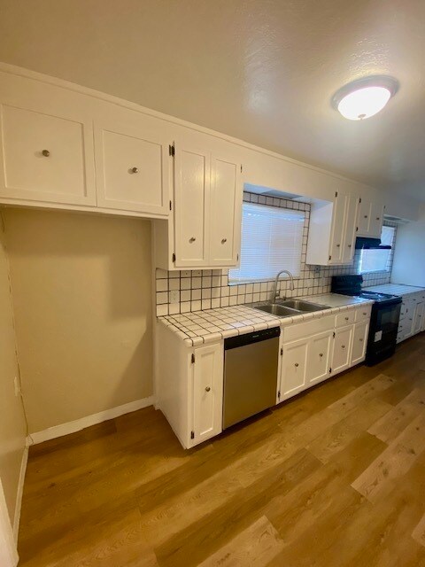 Building Photo - Great 2 Bed 1 Bath House with Garage in Ri...