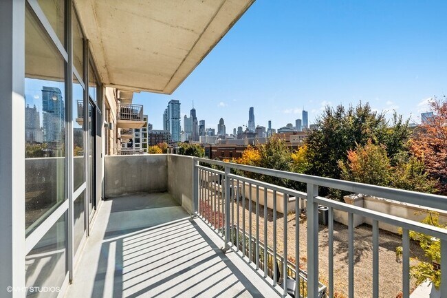 Building Photo - 511 W Division St