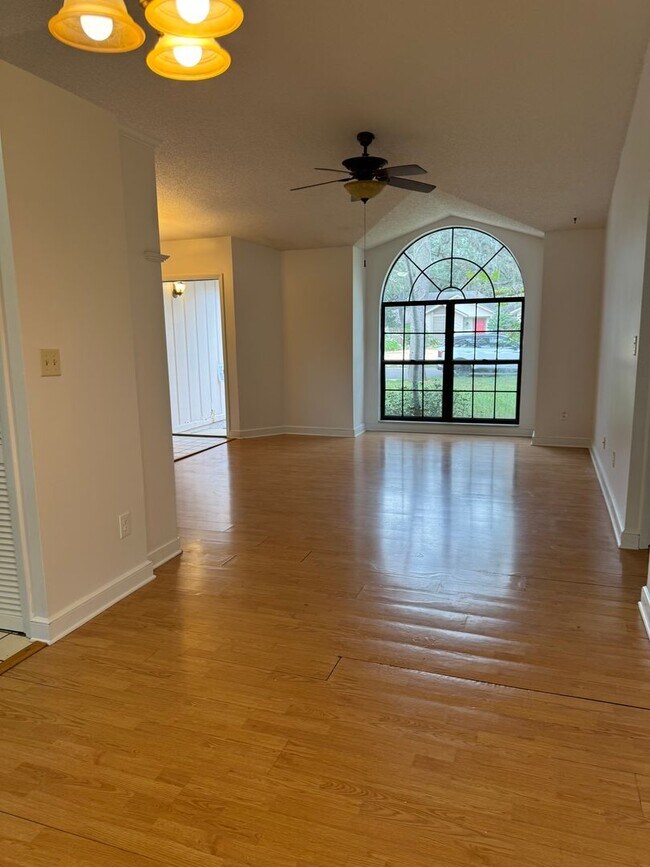Building Photo - METROWEST 3 BEDROOOM 2 BATH POOL HOME