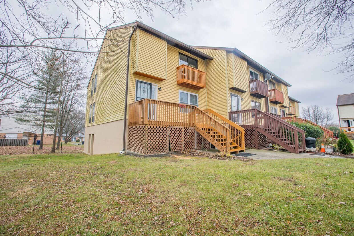 Beautiful 3 BR/1 Full BA & 2 Half BA EOG T... Condo for Rent in