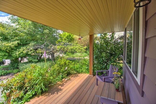 Foto del edificio - West Olympia 2bd 1 bath Cottage Rambler with Garden Space