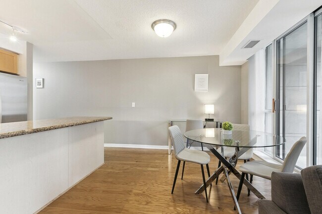 Building Photo - 136 Simcoe St