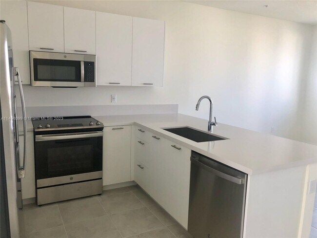 Foto del edificio - 6455 NW 103rd Pl