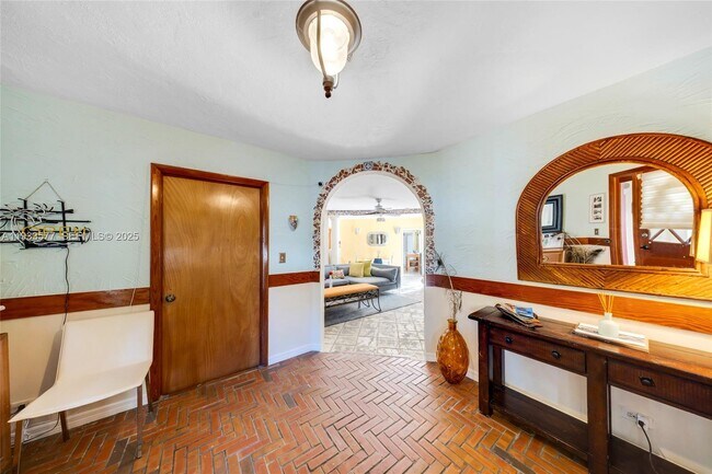 Foto del edificio - 1840 Tigertail Ave