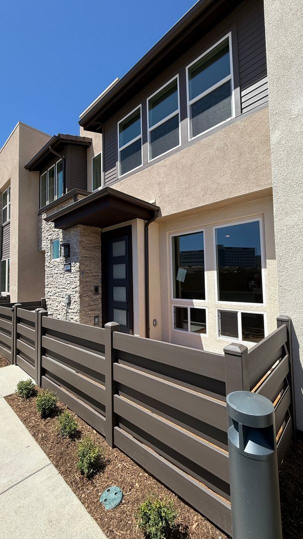 Building Photo - Stunning 3 bedroom, 2.5 bathrooms, 2 story...