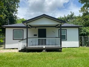 Building Photo - 2016 Magnolia Dr