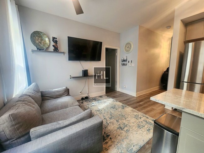 Building Photo - Spacious & Updated 1 bed 1 bath I Hamilton...