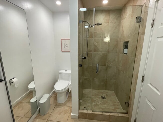 Building Photo - PRIVATE , FURNISHED Beverly Hills Studio Back House ! All utilities included