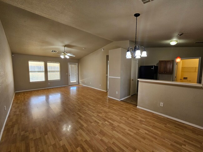 Building Photo - (3) Bed/(2) Bath Avail NOW! Close to Trail...