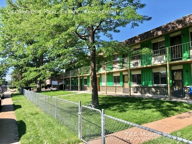 Building Photo - 725 Moore St