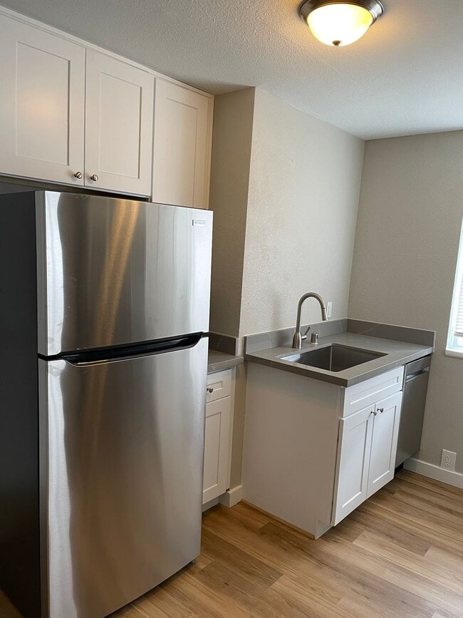Building Photo - Renovated Ground Floor 1 BD/ 1 BA!