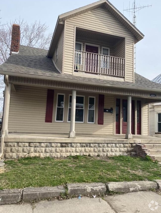 Building Photo - 211 E Oak St