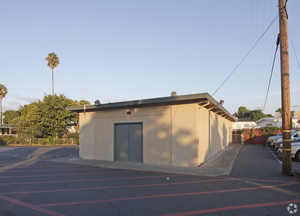 Building Photo - 411 Lewis Rd