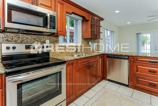 Building Photo - 6746 Sw 15Th St