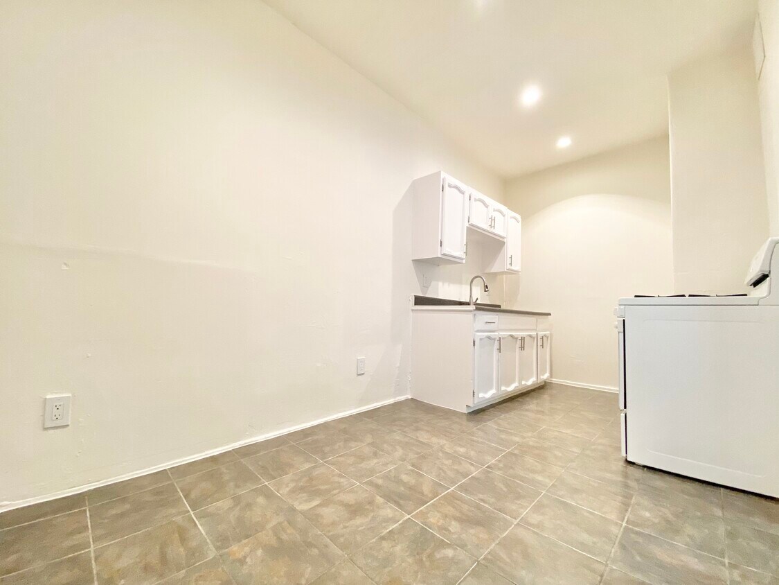 Primary Photo - 1520 S Wilton Pl
