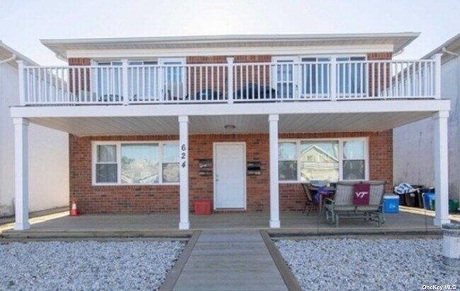 Building Photo - 624 E Broadway