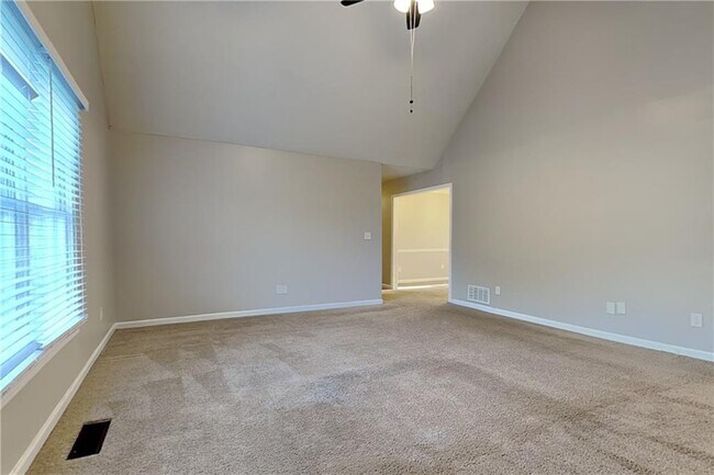 Building Photo - 2290 Huntington Dr