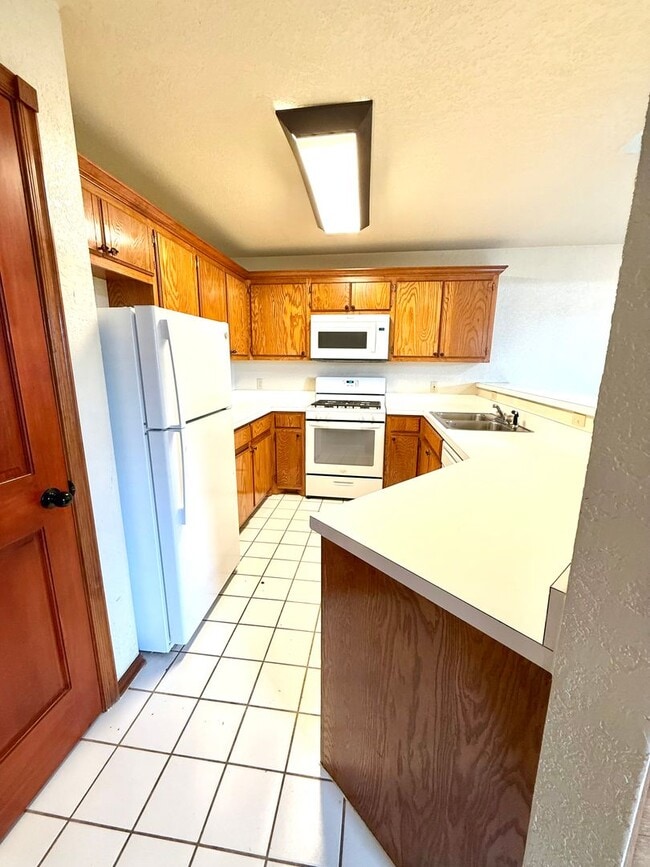 Foto del edificio - 3320-3322 Ridgecrest Cir