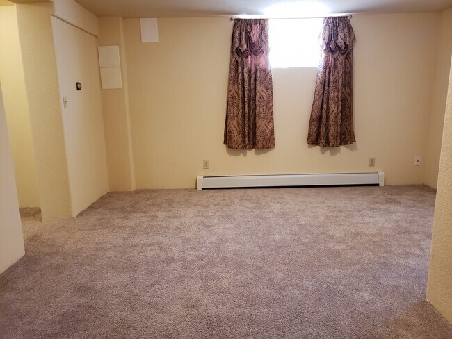 Living Room - 123 E Saint Clair Ave