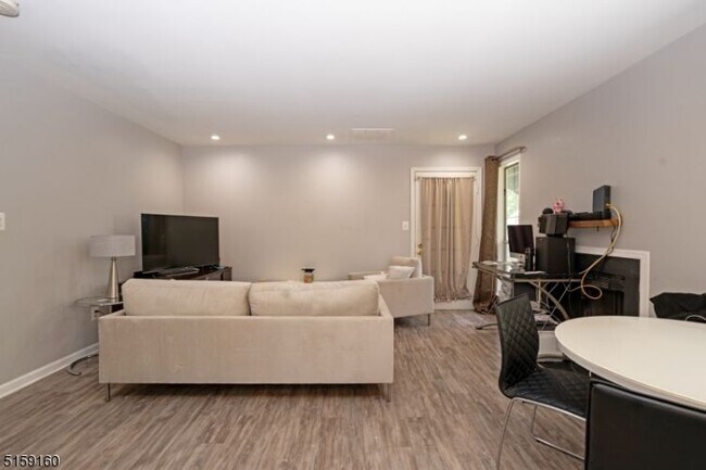 Foto del edificio - 101 Country Club Dr