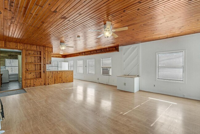 Foto del edificio - Lakeside Charm: Cozy 2-Bedroom Duplex in Rogers!