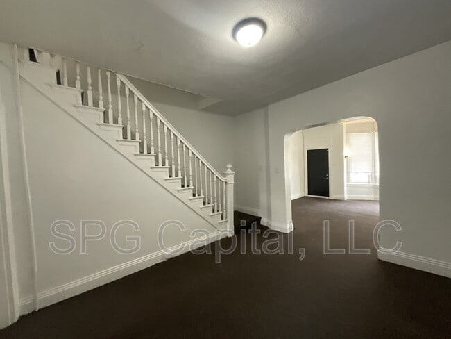 Building Photo - 709 W Princess St
