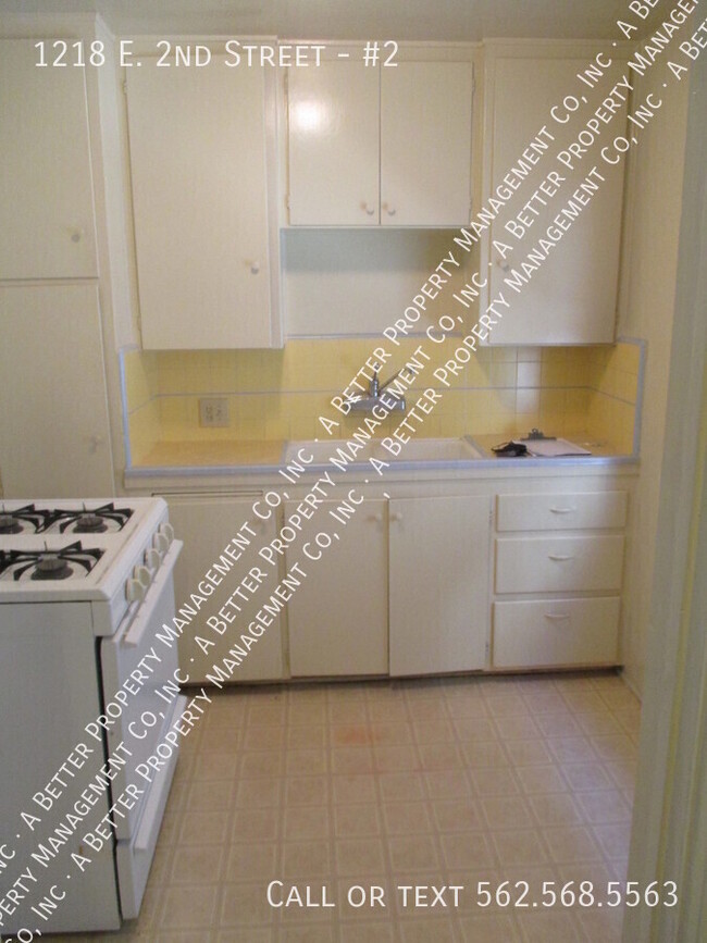 Building Photo - Lower gated 1 bed w/hardwood floors & onsi...