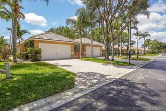 Building Photo - 5215 Grande Palm Cir