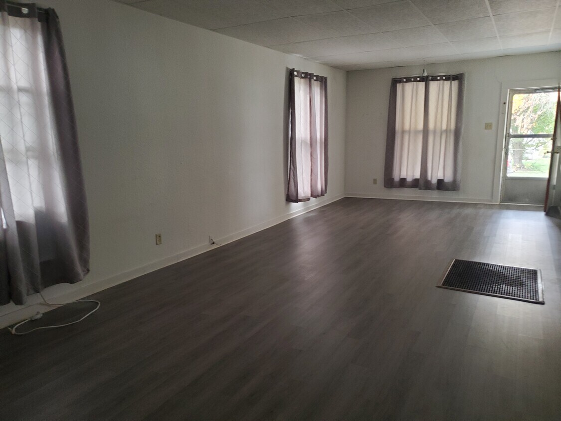 living Room - 410 S A St