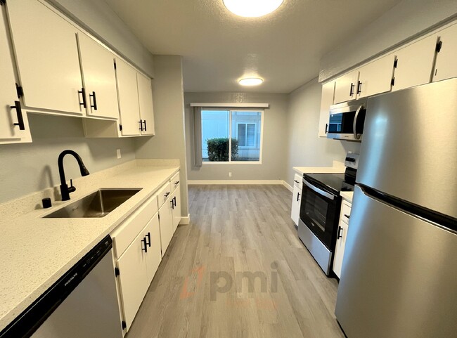 Foto del edificio - Brand New Fully Remodeled 3-Bd, 2-Ba Townh...