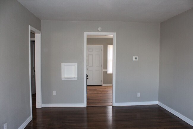 Building Photo - 2 bed, 2 Living areas! Close to Tinker