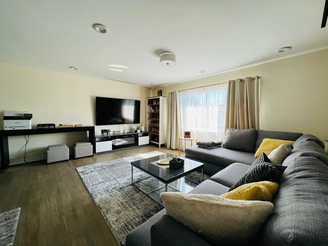 Building Photo - 66 Smith St