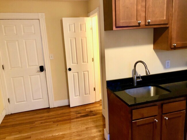 Building Photo - 5-7 Blake St