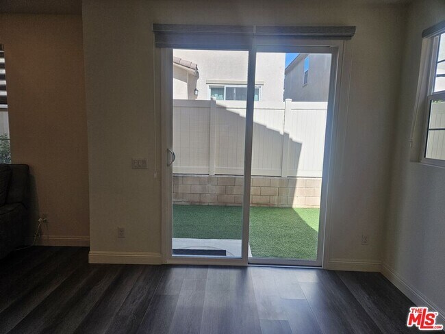 Foto del edificio - 1671 Yarrow Pl