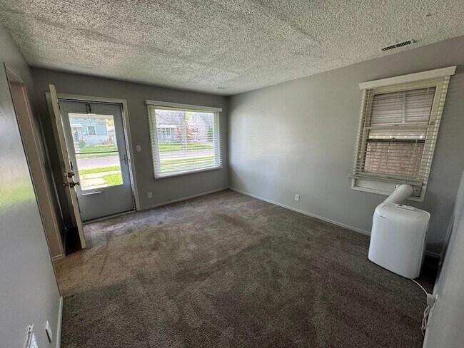 Foto del edificio - 2 bed 1 bath Ferndale ranch on a quiet, tree-lined street.