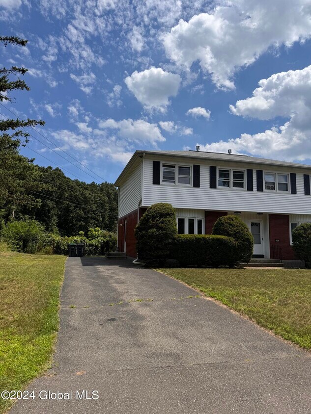 Foto principal - 2 Ledgewood Dr