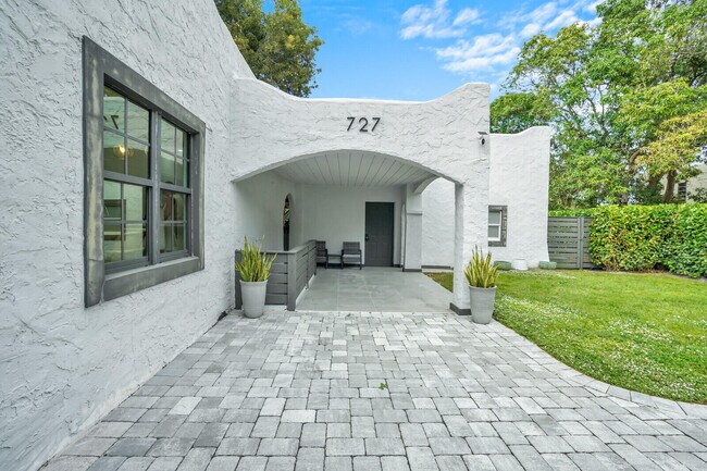 Building Photo - 727 Fernwood Dr