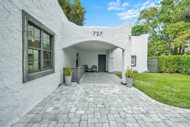 Foto del edificio - 727 Fernwood Dr