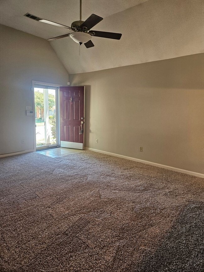 Building Photo - Move in SpECIAL $500 off first months rent!!!