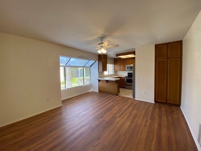 Foto del edificio - Spacious Dual-Master Condo!