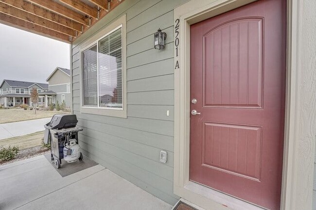 Building Photo - 2 bed, 2 bath End Unit Townhome in Milliken